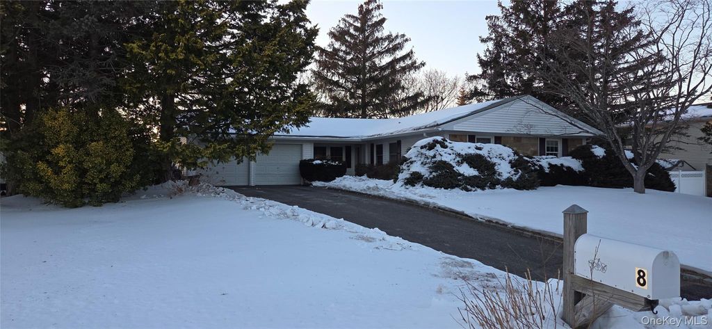 8 Royalston Lane, South Setauket, NY 11720