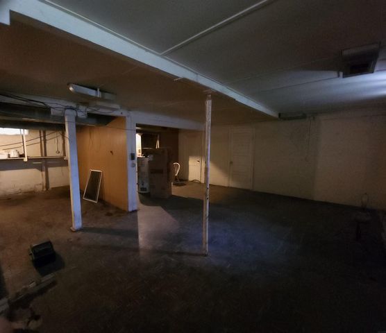 2207 E 4th Street, Waterloo, IA 50703