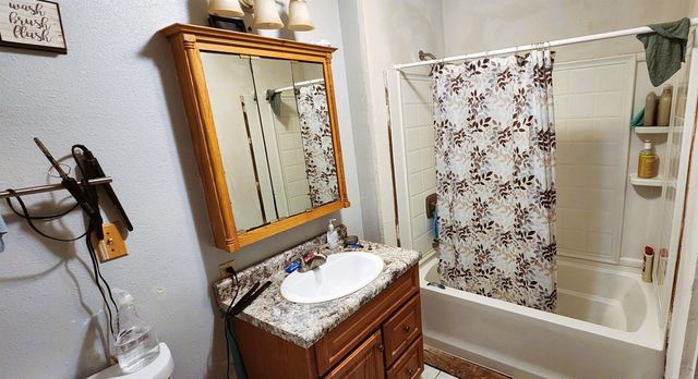 2207 E 4th Street, Waterloo, IA 50703