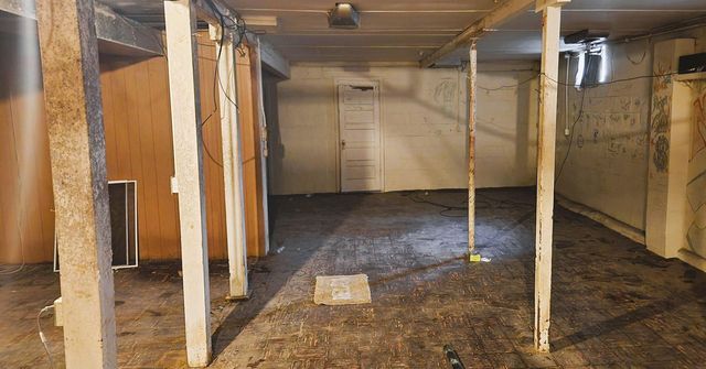 2207 E 4th Street, Waterloo, IA 50703