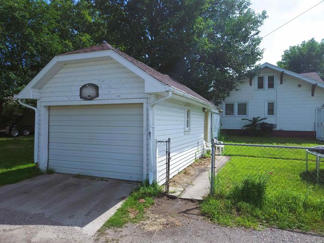 2207 E 4th Street, Waterloo, IA 50703