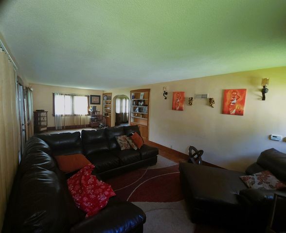 2207 E 4th Street, Waterloo, IA 50703