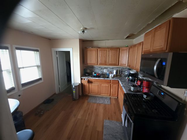 2207 E 4th Street, Waterloo, IA 50703