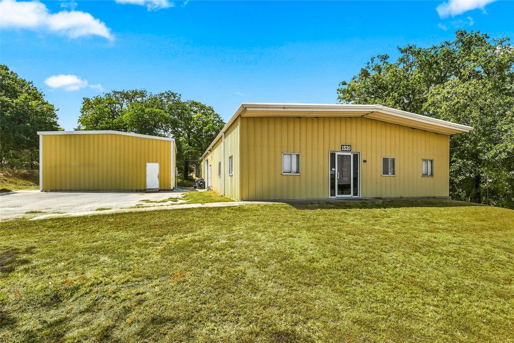 1520 Southeast Parkway, Azle, TX 76020 — exterior