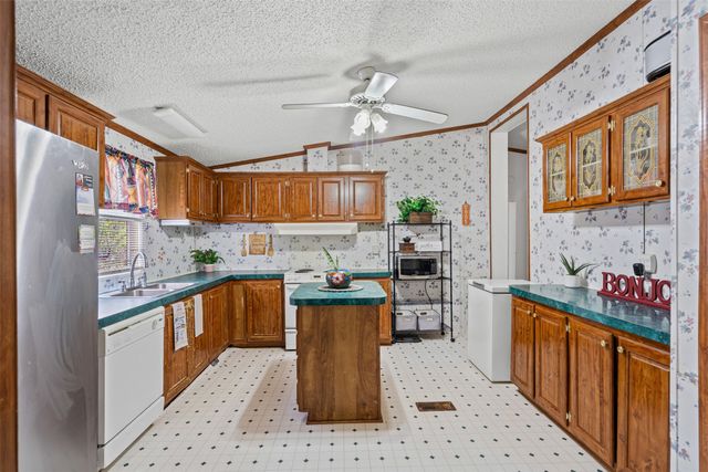 402 Silver Acres Road, Azle, TX 76020