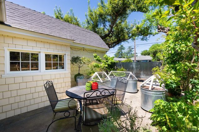 931 Humboldt St, Santa Rosa, CA 95404