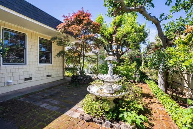 931 Humboldt St, Santa Rosa, CA 95404