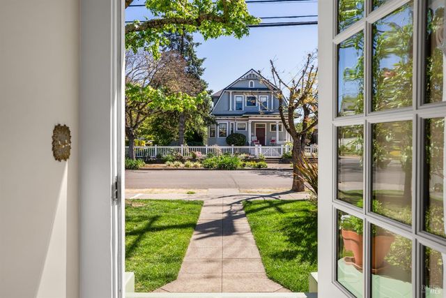 931 Humboldt St, Santa Rosa, CA 95404