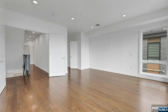 714 Undercliff Avenue 714, Edgewater, NJ 07020