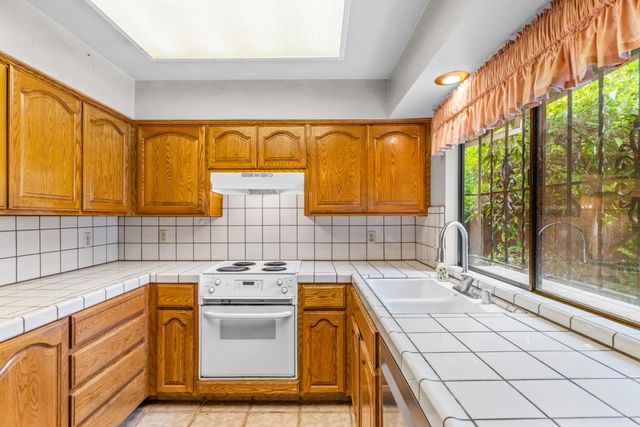 24 W LANCASTER Dr, Stockton, CA 95207