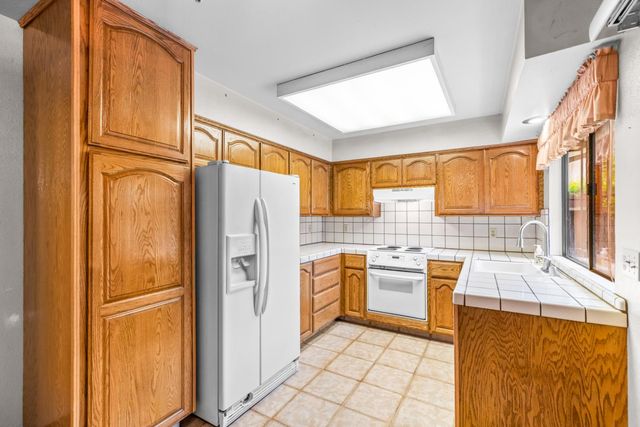 24 W LANCASTER Dr, Stockton, CA 95207
