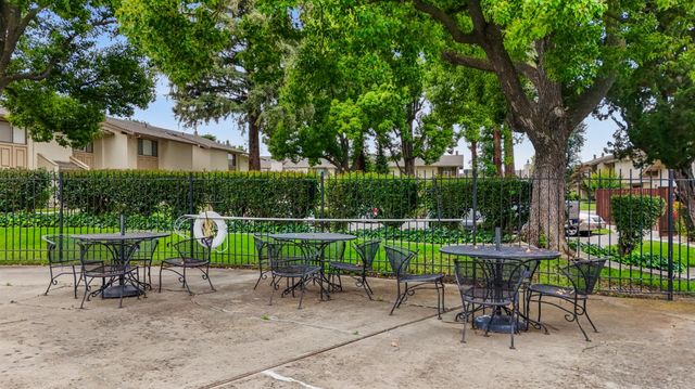 24 W LANCASTER Dr, Stockton, CA 95207