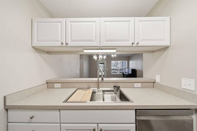 2738 S Knightsbridge Circle, Ann Arbor, MI 48105