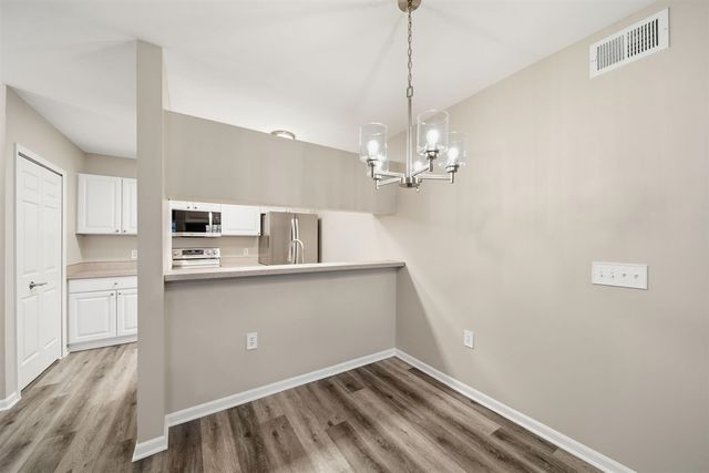 2738 S Knightsbridge Circle, Ann Arbor, MI 48105