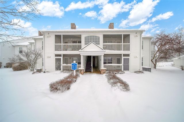 2738 S Knightsbridge Circle, Ann Arbor, MI 48105