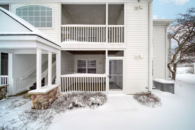 2738 S Knightsbridge Circle, Ann Arbor, MI 48105