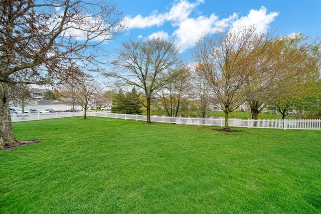 2738 S Knightsbridge Circle, Ann Arbor, MI 48105