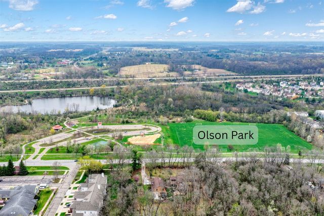 2738 S Knightsbridge Circle, Ann Arbor, MI 48105