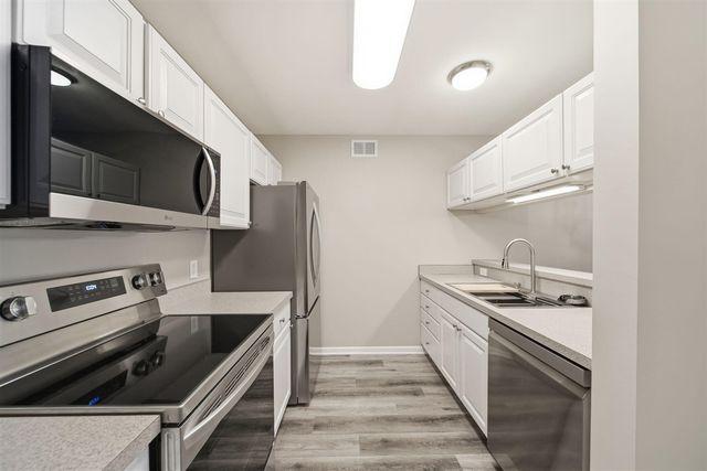 2738 S Knightsbridge Circle, Ann Arbor, MI 48105