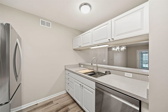 2738 S Knightsbridge Circle, Ann Arbor, MI 48105