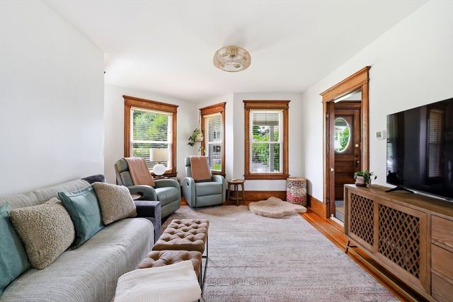 9 Callender Ave, East Longmeadow, MA 01028