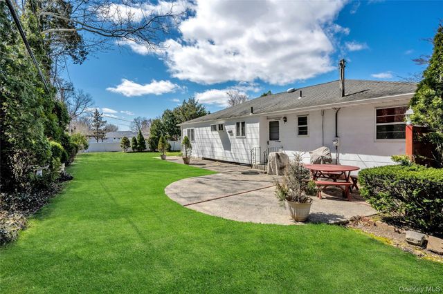 5 Vegas Court, Plainview, NY 11803