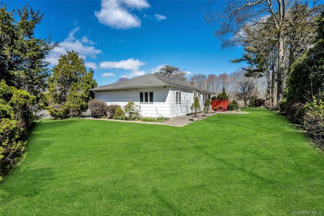 5 Vegas Court, Plainview, NY 11803