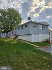 12 WALNUT CT, Fleetwood, PA 19522