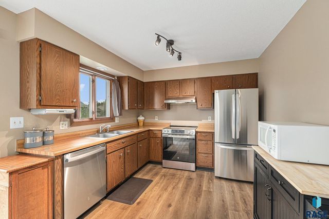 5909 W Bakker Park Dr, Sioux Falls, SD 57106
