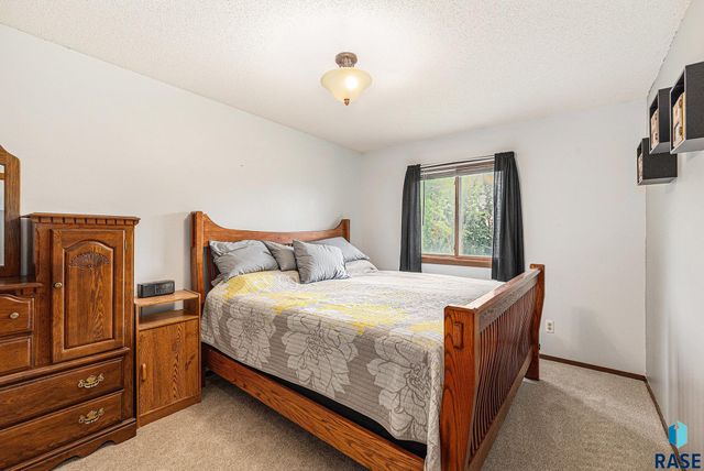 5909 W Bakker Park Dr, Sioux Falls, SD 57106