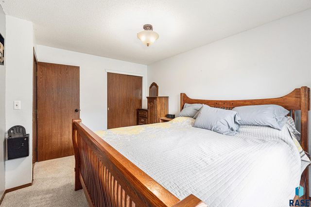 5909 W Bakker Park Dr, Sioux Falls, SD 57106