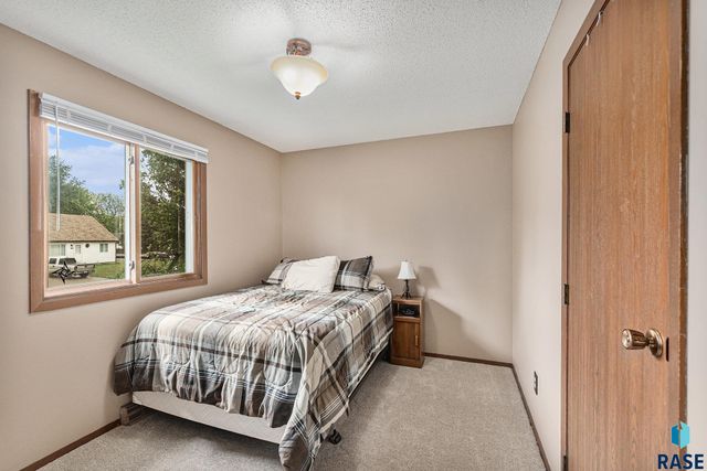 5909 W Bakker Park Dr, Sioux Falls, SD 57106