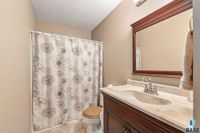 5909 W Bakker Park Dr, Sioux Falls, SD 57106