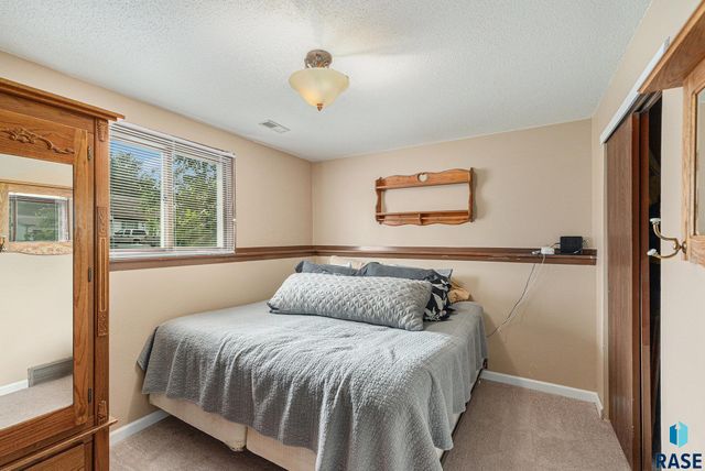 5909 W Bakker Park Dr, Sioux Falls, SD 57106