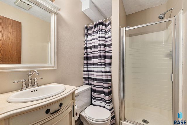 5909 W Bakker Park Dr, Sioux Falls, SD 57106
