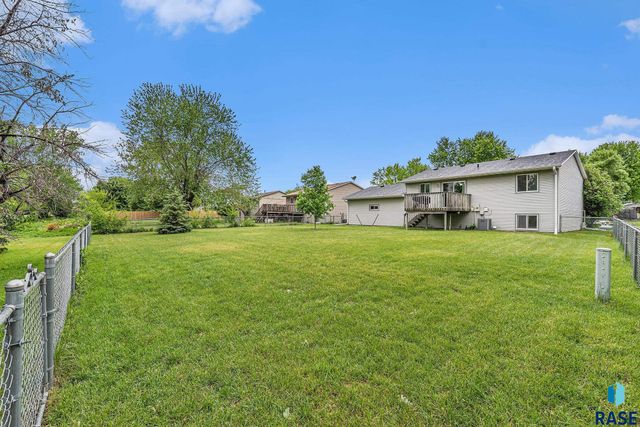 5909 W Bakker Park Dr, Sioux Falls, SD 57106