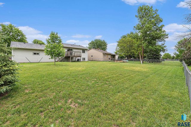 5909 W Bakker Park Dr, Sioux Falls, SD 57106