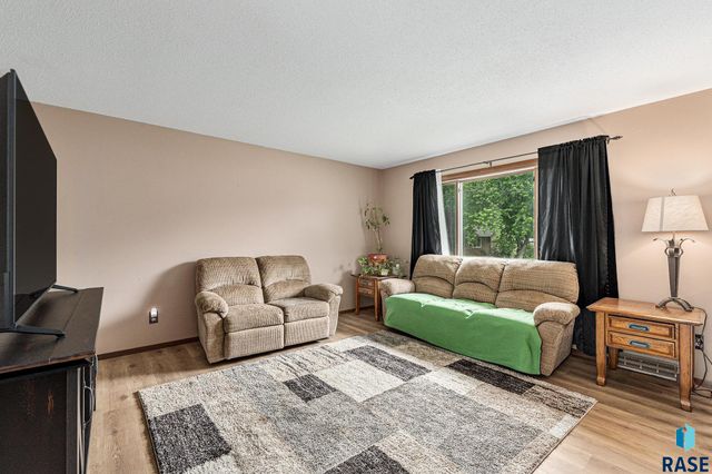 5909 W Bakker Park Dr, Sioux Falls, SD 57106