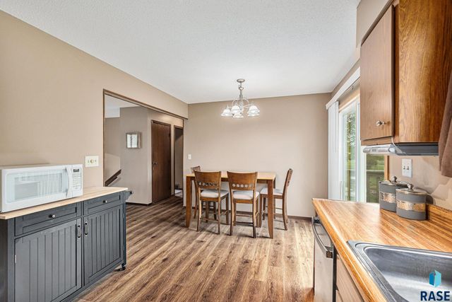5909 W Bakker Park Dr, Sioux Falls, SD 57106