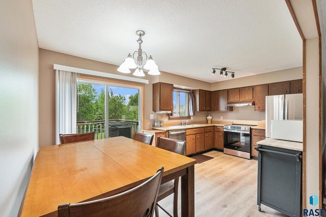 5909 W Bakker Park Dr, Sioux Falls, SD 57106