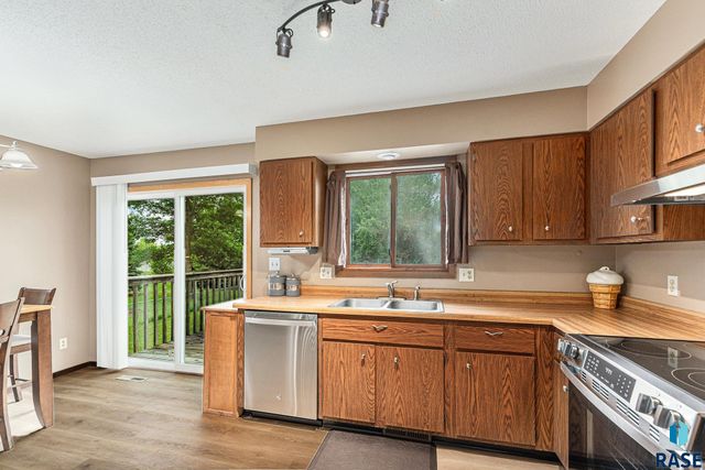 5909 W Bakker Park Dr, Sioux Falls, SD 57106