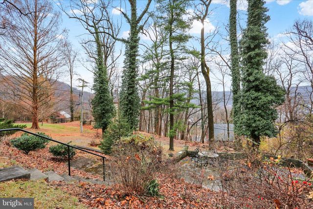 1810 HOLLY RD, Reading, PA 19602