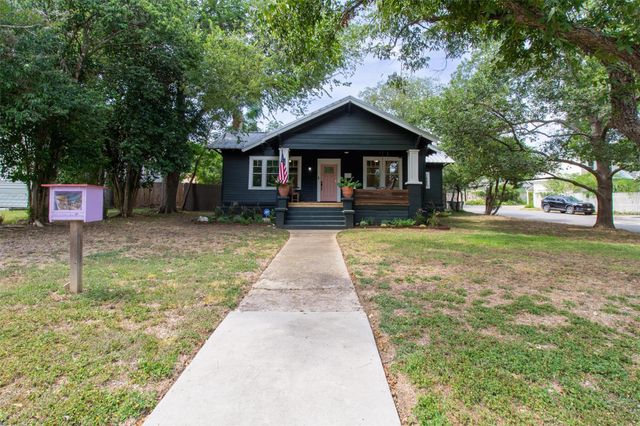 902 W Hopkins ST, San Marcos, TX 78666