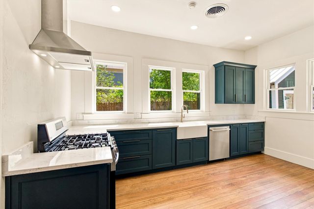 902 W Hopkins ST, San Marcos, TX 78666