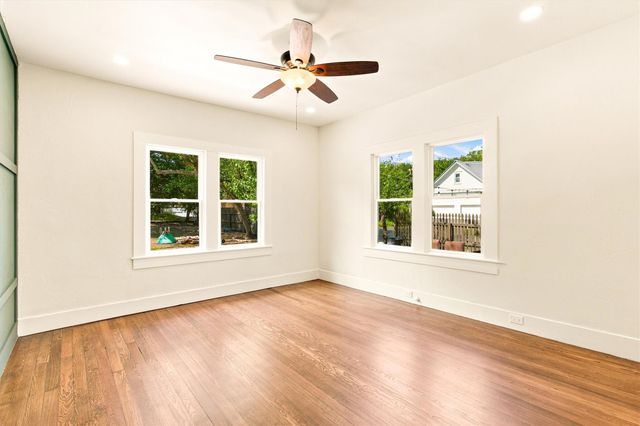 902 W Hopkins ST, San Marcos, TX 78666