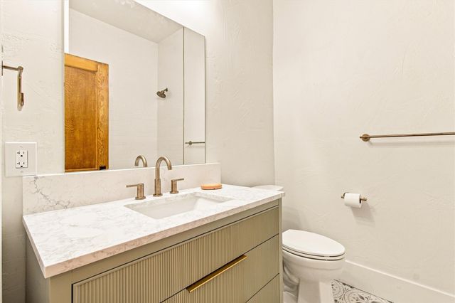902 W Hopkins ST, San Marcos, TX 78666