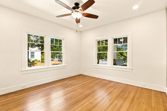 902 W Hopkins ST, San Marcos, TX 78666