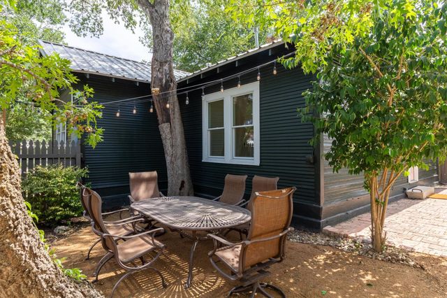 902 W Hopkins ST, San Marcos, TX 78666