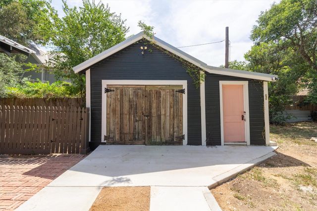 902 W Hopkins ST, San Marcos, TX 78666