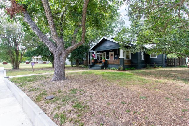 902 W Hopkins ST, San Marcos, TX 78666